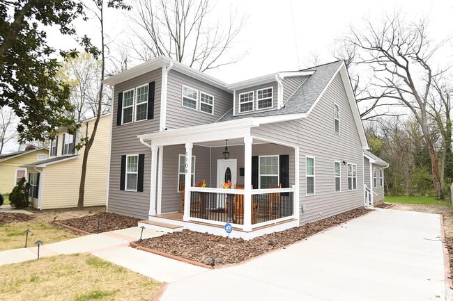 Building Photo - Room in House on S Person St