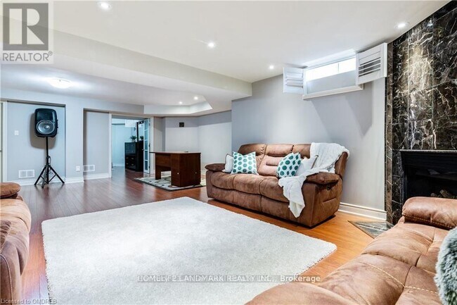 Photo - 2384 Parkglen Ave