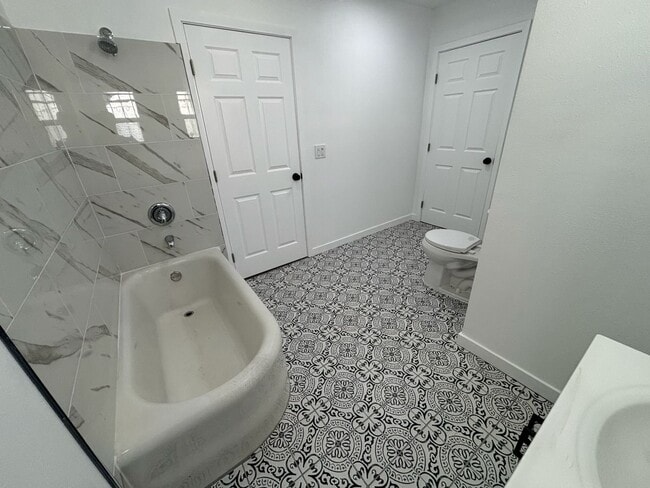 2132 W 84th Pl Unidad House