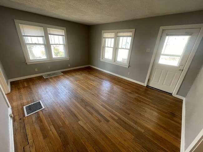 Photo - 725 W Dixie St