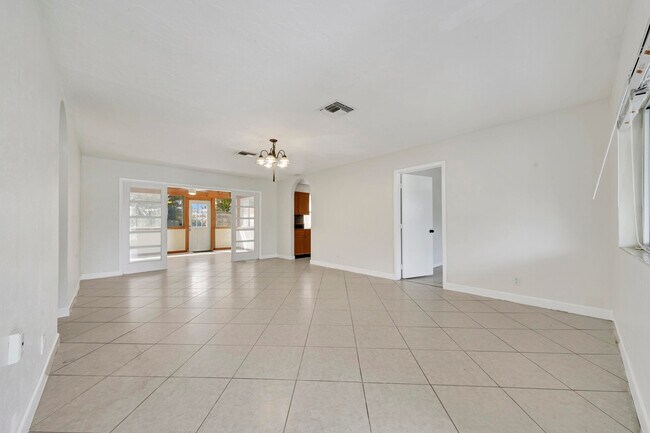 Photo - 114 NE 22nd St