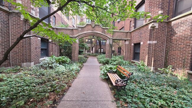 Building Photo - 5457 S Ingleside Ave