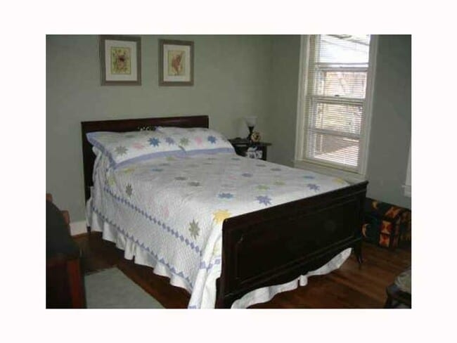 Photo - Spacious home just West of IH35. Great cen...