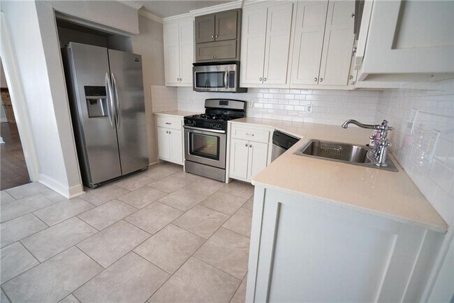 Photo - Home in Crestwood + Near Plaza + 3 bedroom...