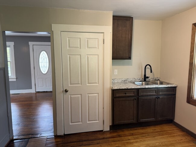 Photo - 926 W Water St