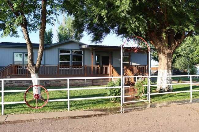 Building Photo - Gorgeous location, spectacular amenities, 3 bedroom furnished home for rent.