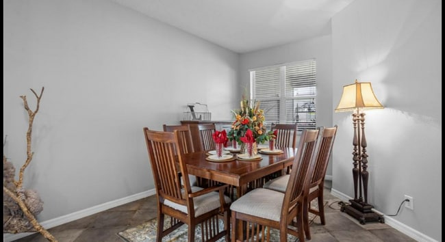 Photo - 742 Featherstone Ln