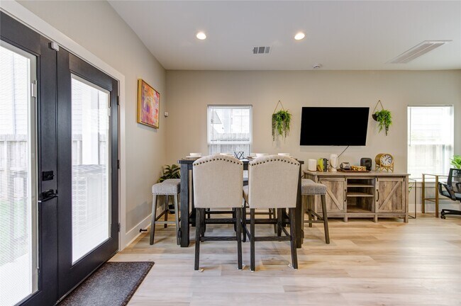 Photo - 2113 St Charles St