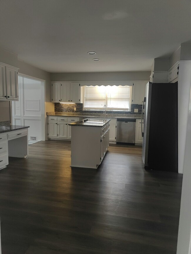 Photo - 275 Devilla Trce