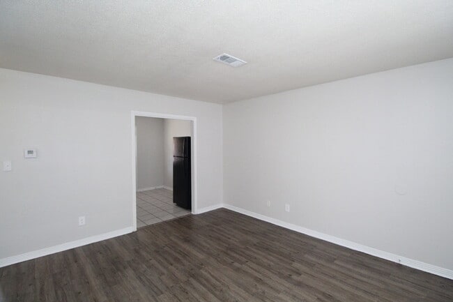 Photo - North Pensacola 2BR Duplex Near UWF & I-10 with All-Electric Living, Eat-In Kitchen & Washer/Drye... Unidad I1