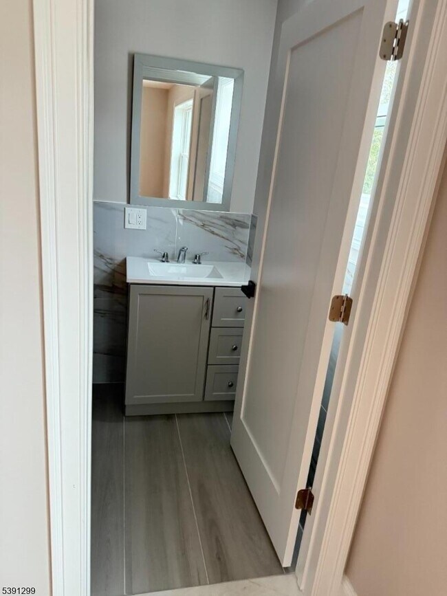 Photo - 595 N 11th St