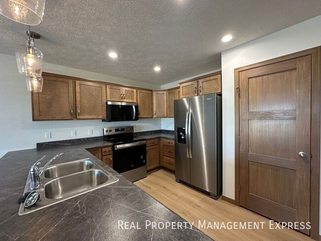 Beautiful 3 Bedroom 2.5 Bathroom Townhome - Beautiful 3 Bedroom 2.5 Bathroom Townhome