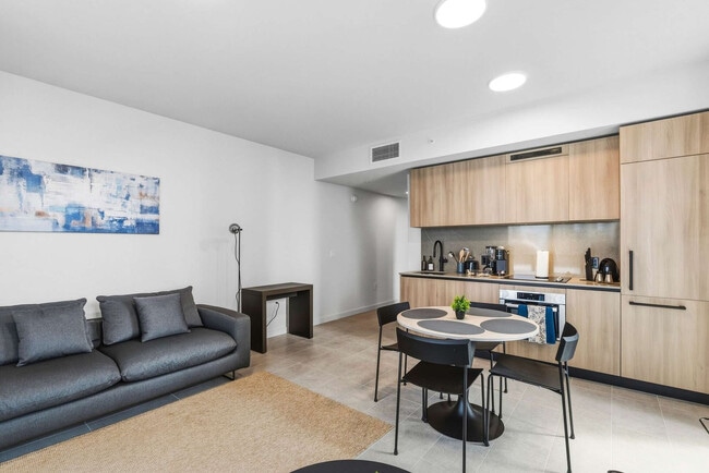 Photo - 121 NE 5th St Unidad SI FL19-ID1505777P
