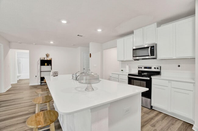 Photo - 535 Mary Lou Way