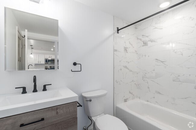 1BR, 1BA - 622SF Bath