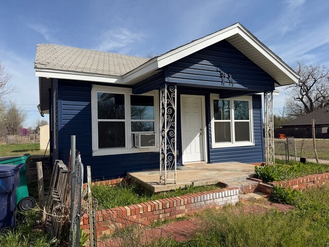 Building Photo - 2 bed cute home