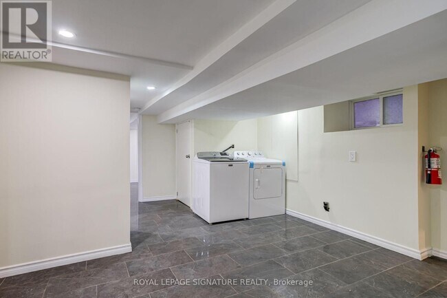 Photo - 212 Wellington St N