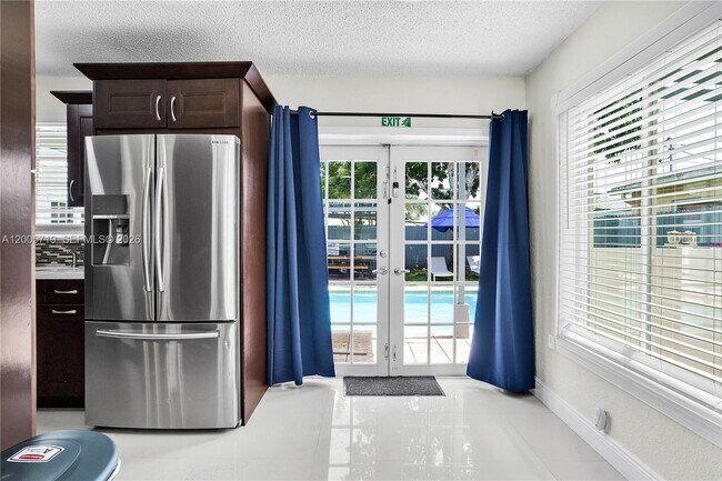 Photo - 6452 Custer St