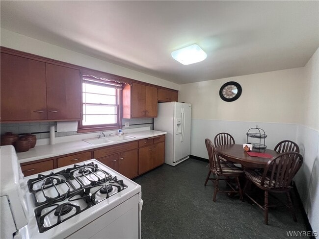 Photo - 480 W Hazeltine Ave