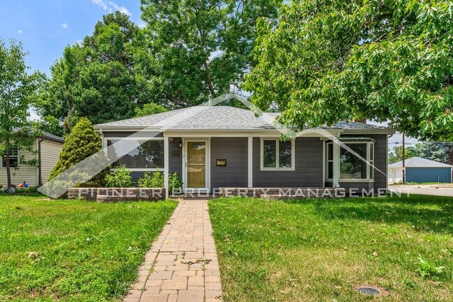 Building Photo - Charming Home with Central AC and Washer/Dryer