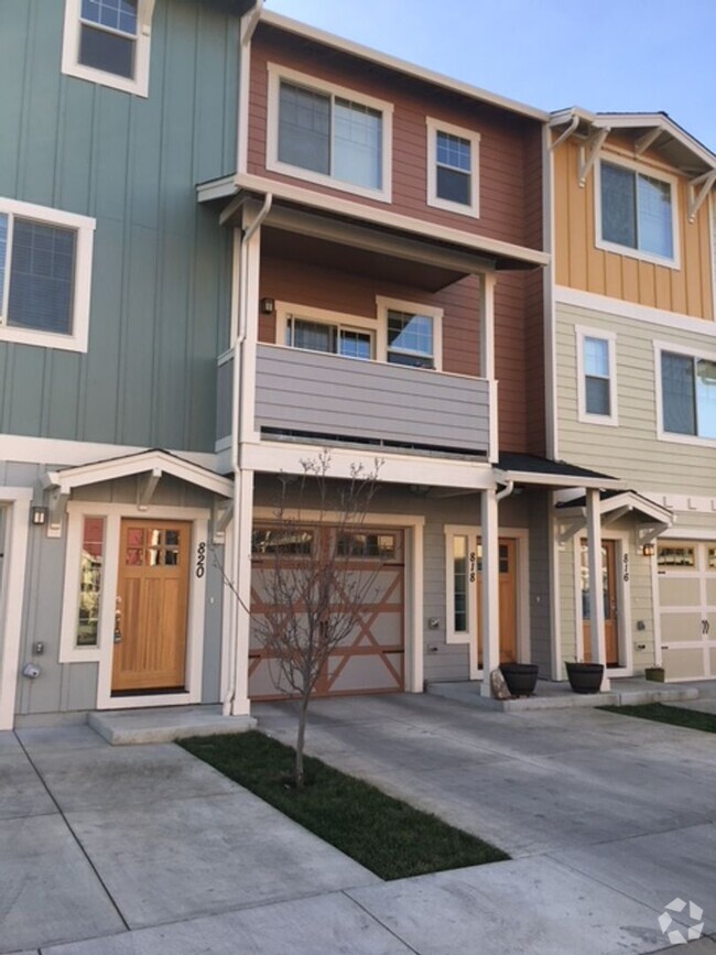 Building Photo - 3 LEVEL CONDO W/ UPGRADES, GARAGE/ FENCED ...