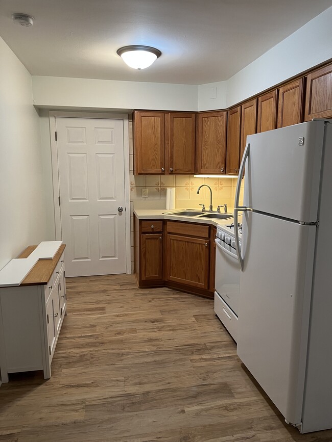 New stove & floors 2025 - 505 Ryan Ln Apartments Unit A