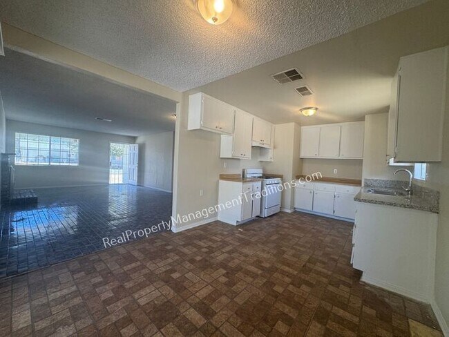 Large Lot 4 + 2 in Lake Los Angeles