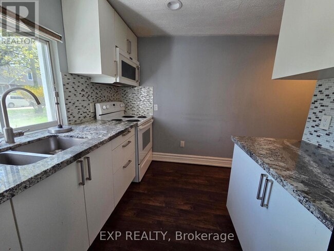 Photo - 2021 Edinburgh Dr