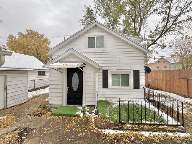 Building Photo - Furnished 2bd | Free internet 1 year!