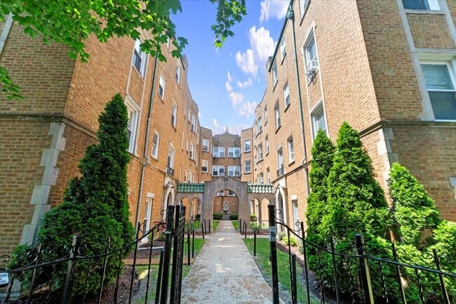 Building Photo - 6414 N Newgard Ave Unit 2E Rental