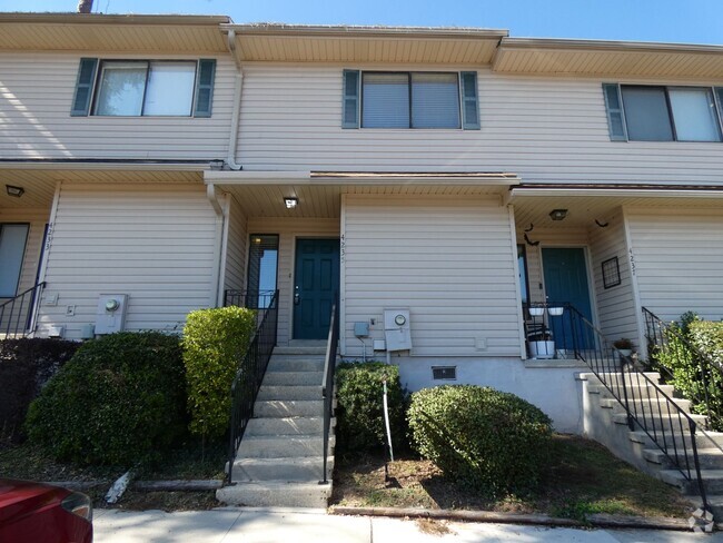 Building Photo - Nice Townhome - Wood Floors