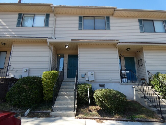 Nice Townhome - Wood Floors - Nice Townhome - Wood Floors