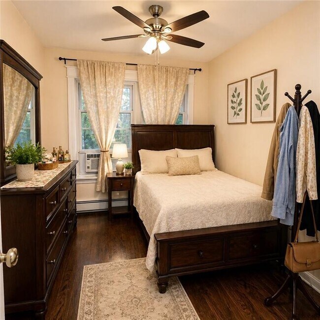 Photo - 284 E 39th St