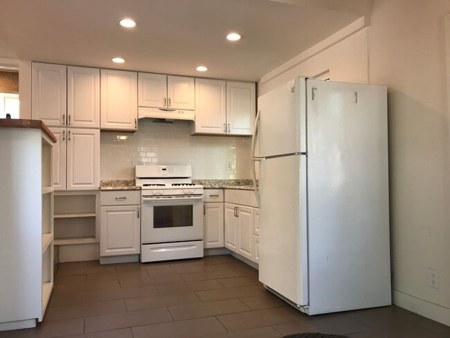 Charming 2-Bed, 1-Bath Apartment with Priv... - Charming 2-Bed, 1-Bath Apartment with Priv...