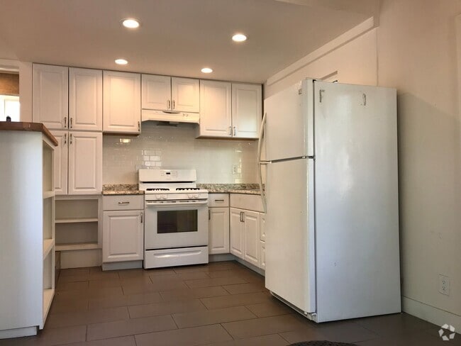 Building Photo - Charming 2-Bed, 1-Bath Apartment with Priv...