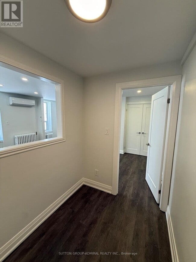 Photo - 699 Eglinton Ave W