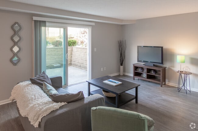2BR, 1BA - 940 SF