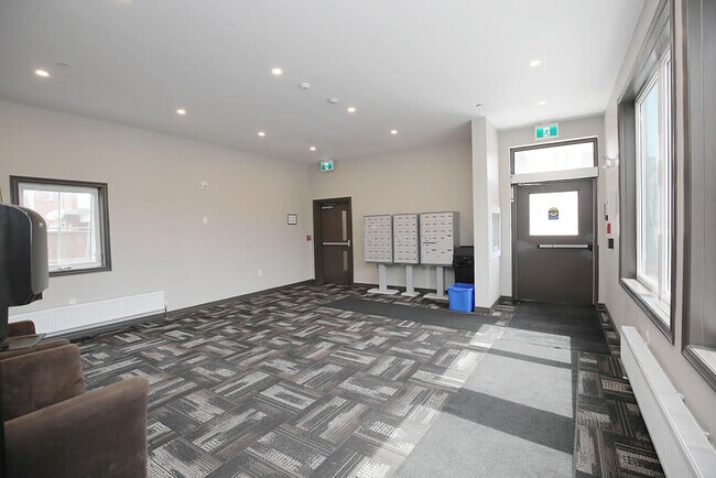 À l'intérieur du hall d'entrée, le courrier est distribué sur place. - 14 Front St N Unité NiagaraStudent Living