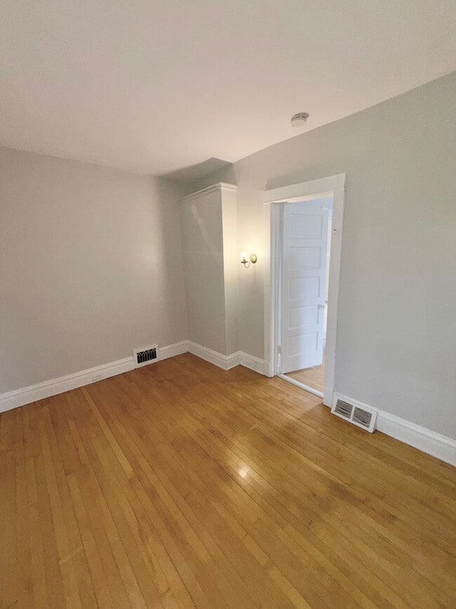 521 Beloit Ave Unit 2nd Flr