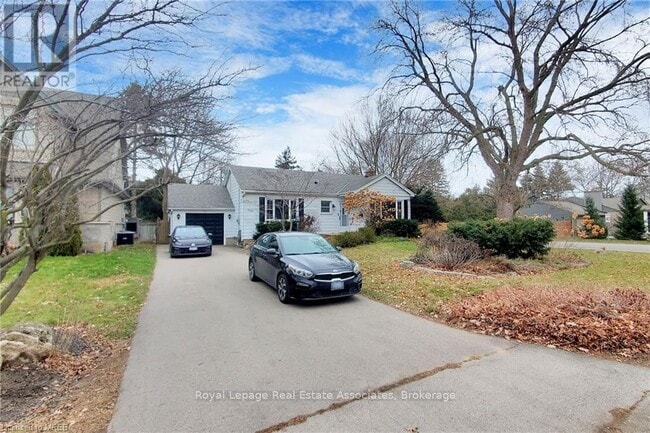 Photo - 925 Kingsway Dr