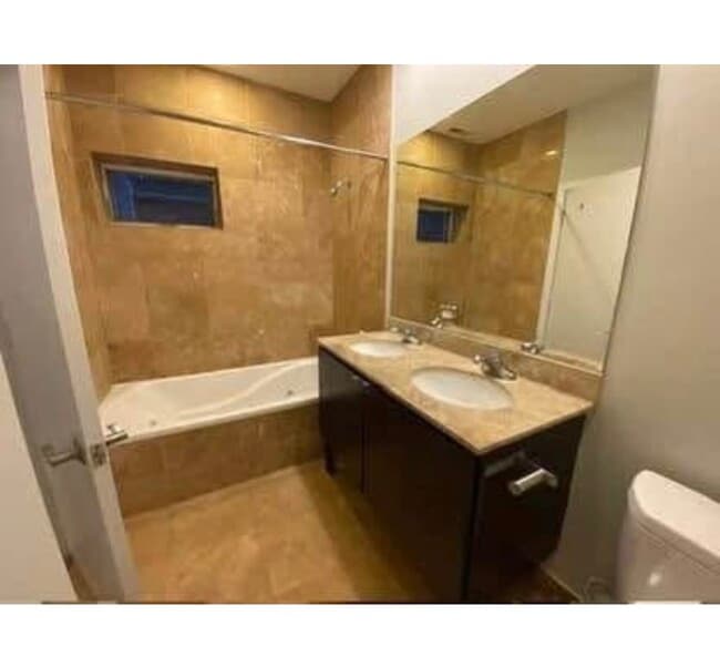 Photo - 1714 W Warren Blvd Unidad 3