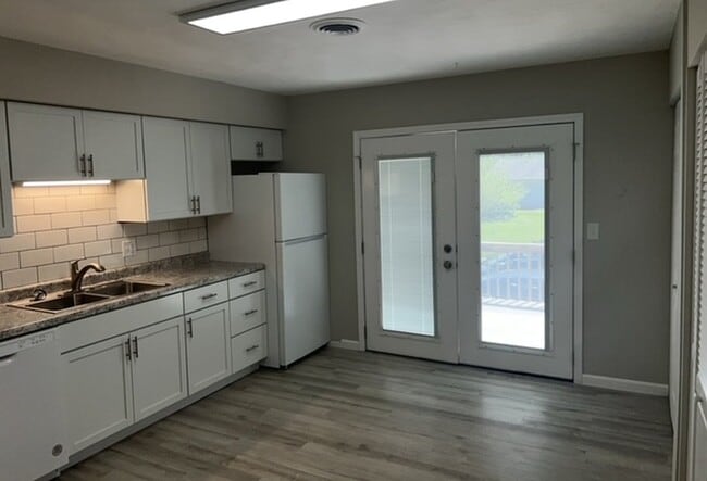Building Photo - 2110 Saratoga Dr Unit 2