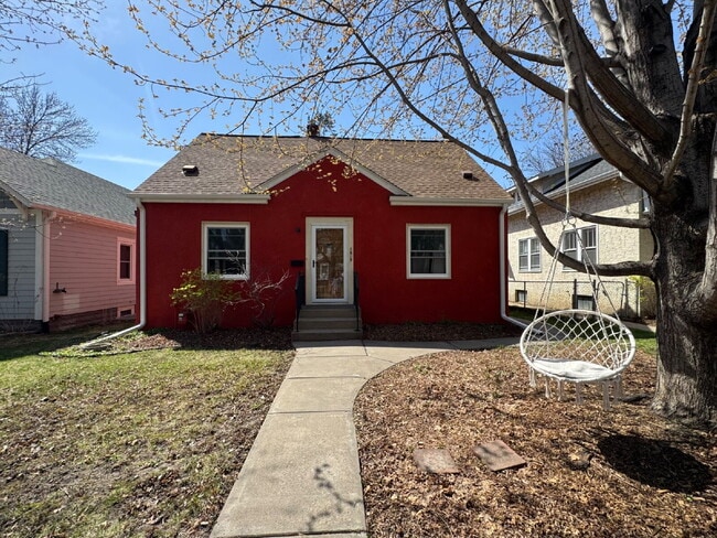 Building Photo - "Charming 4-Bed Sanctuary with Spacious Living in Saint Paul - Como Neighborhood"