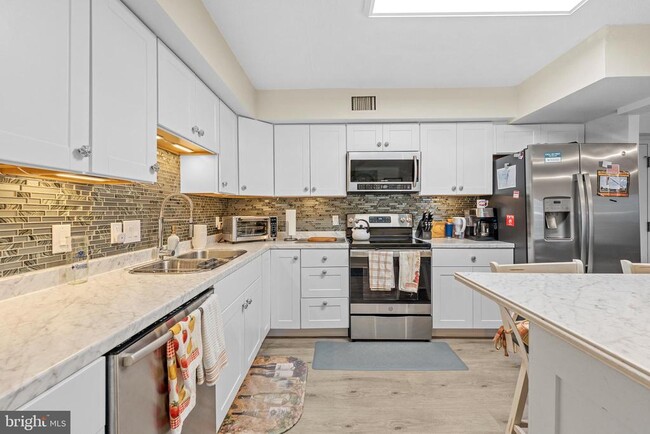 Building Photo - 11004 Valley Forge Cir Unit 1004
