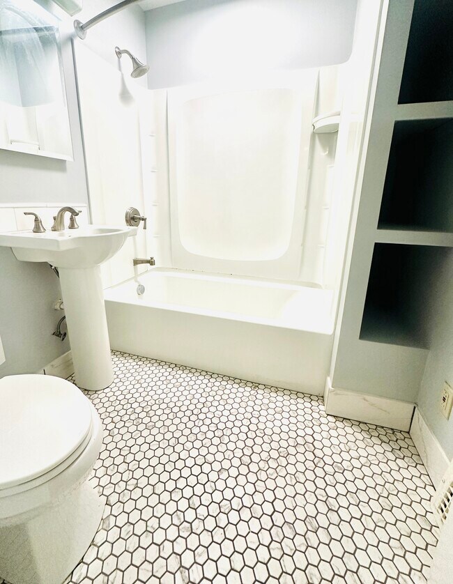 Photo - 1303 W 102nd St