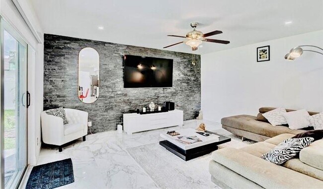 Photo - 128 Royal Pine Cir N