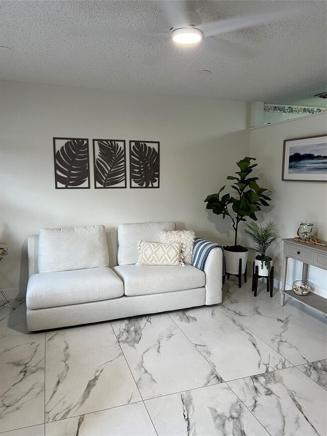 Photo - 900 SW 10th Terrace Unidad S20