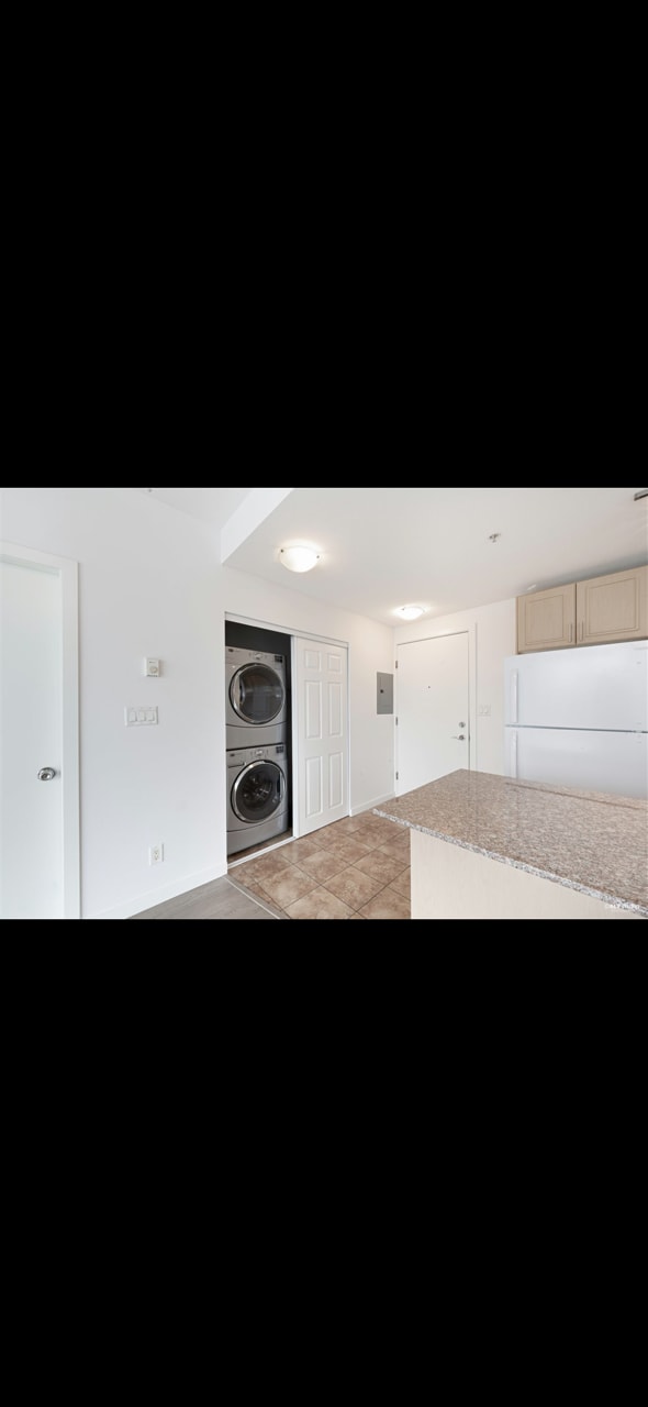 6133 Buswell St Unité 1 bedroom condo