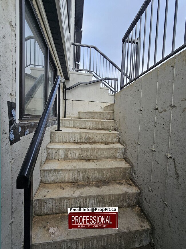 Photo - 15912-15996 96 Ave NW