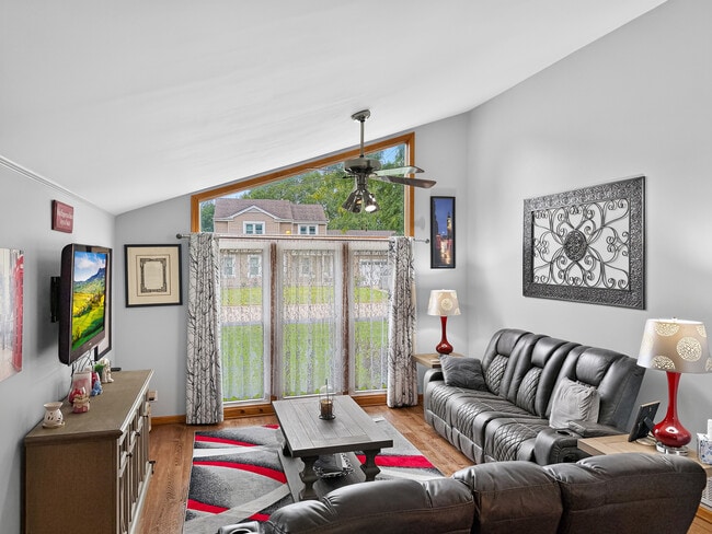 Photo - 714 Walnut Ln